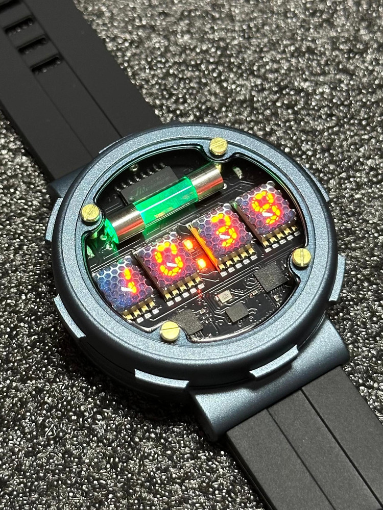 レトロサイバーパンクニキシー管時計、光るデジタル腕時計、カス - Luxury Watch Nice のレビューと価格